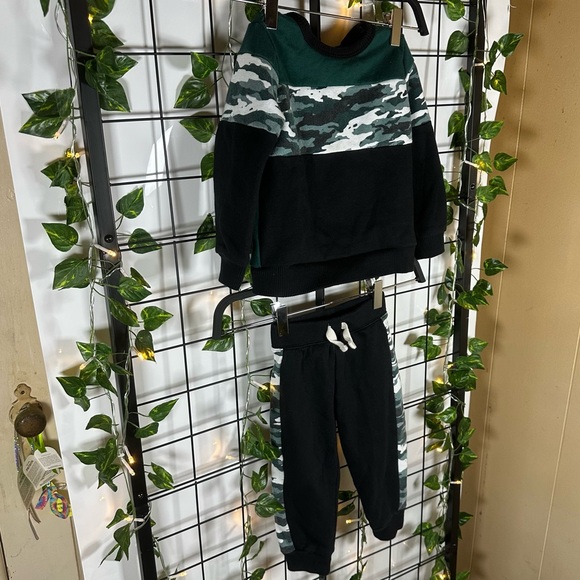 The Children's Place Green/Black/White Camo Sweater Matching Set 2T (Boy) - Picture 1 of 16